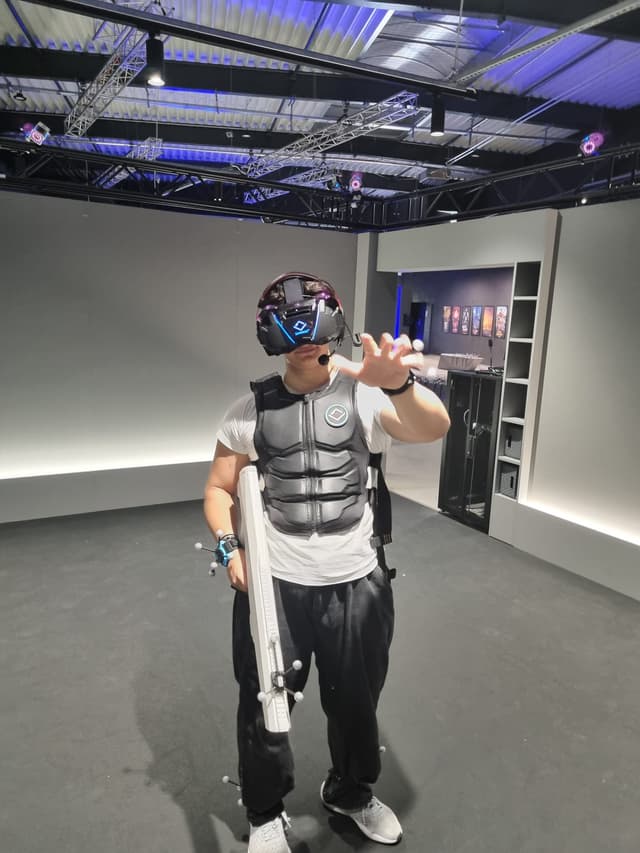 Julian Tigranjan testet ein VR-System